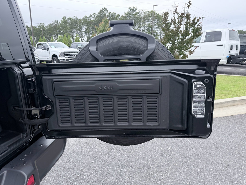 Used 2026 Jeep Wrangler Unlimited Sahara AWD/4WD image 10