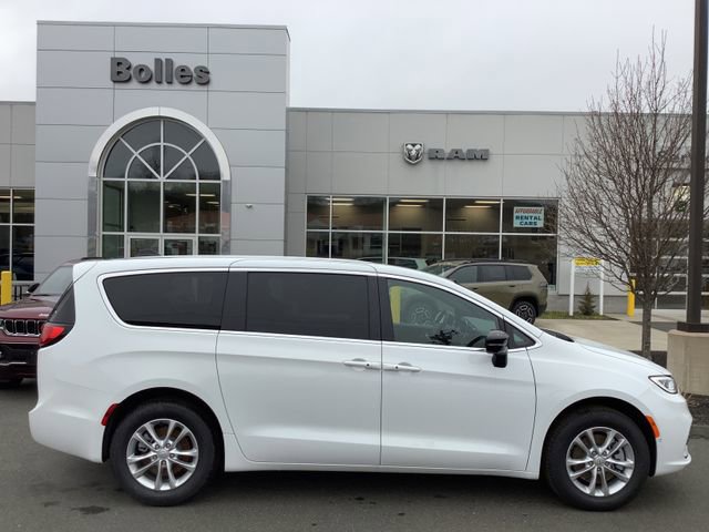 New 2026 Chrysler Pacifica Select image 1