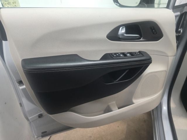 Used 2024 Chrysler Pacifica Touring-L FWD image 14