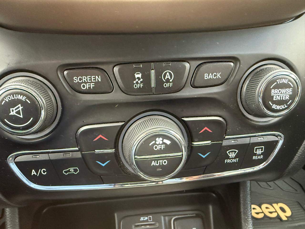 Used 2018 Jeep Cherokee Limited image 11