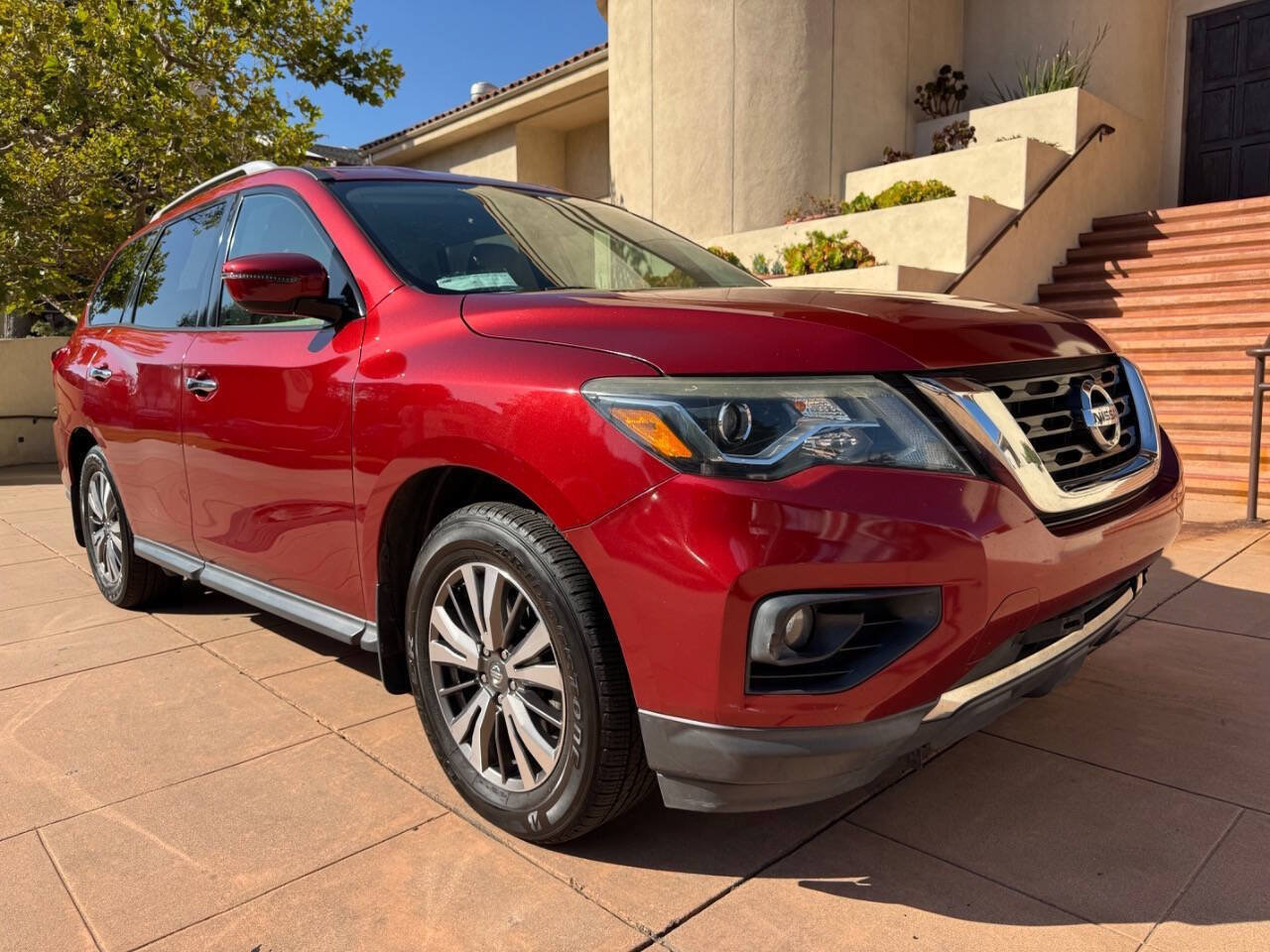 Used 2017 Nissan Pathfinder SV FWD image 1