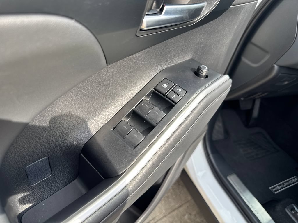 Used 2026 Toyota Highlander XLE AWD/4WD image 12
