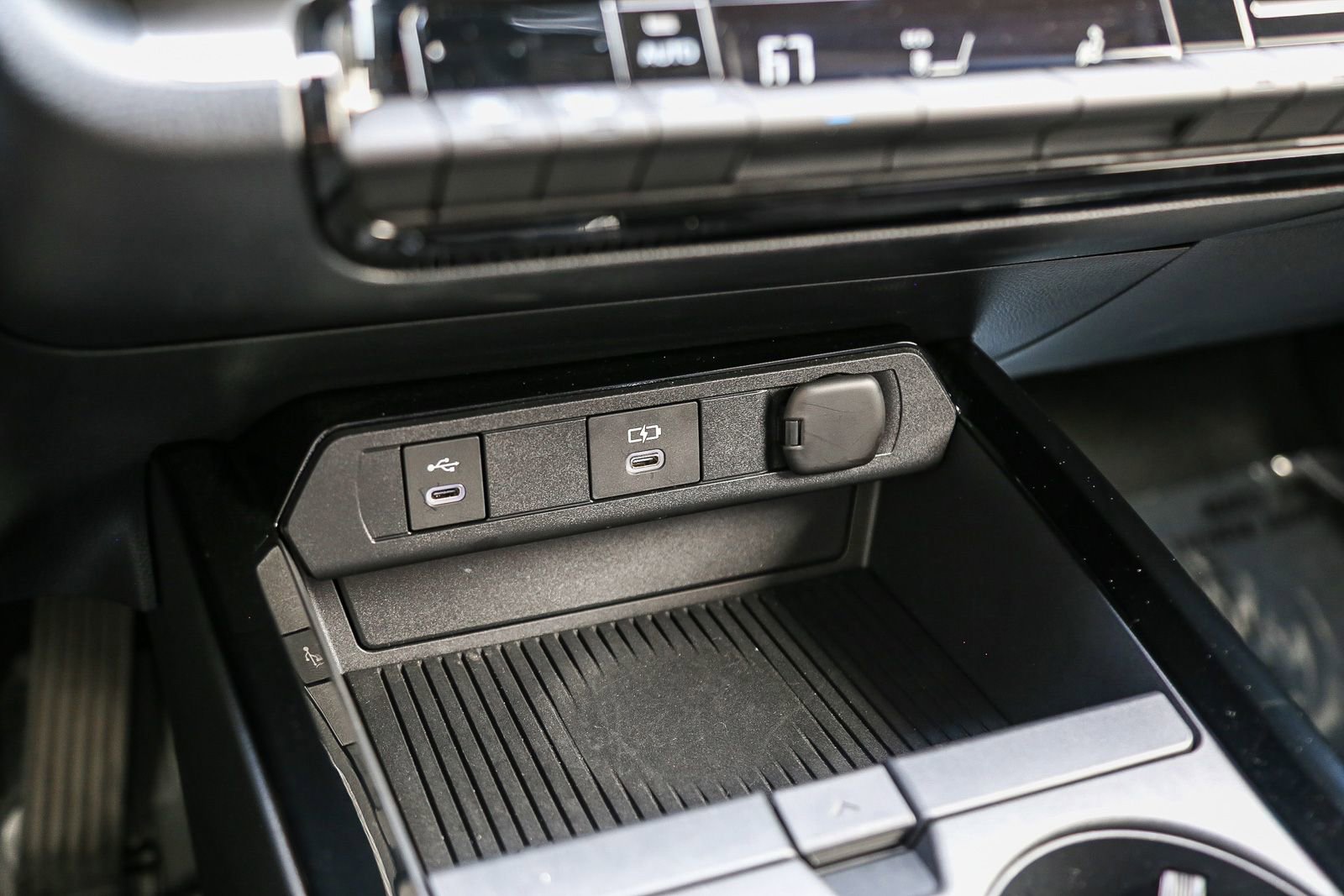 Used 2025 Toyota Prius LE FWD image 24