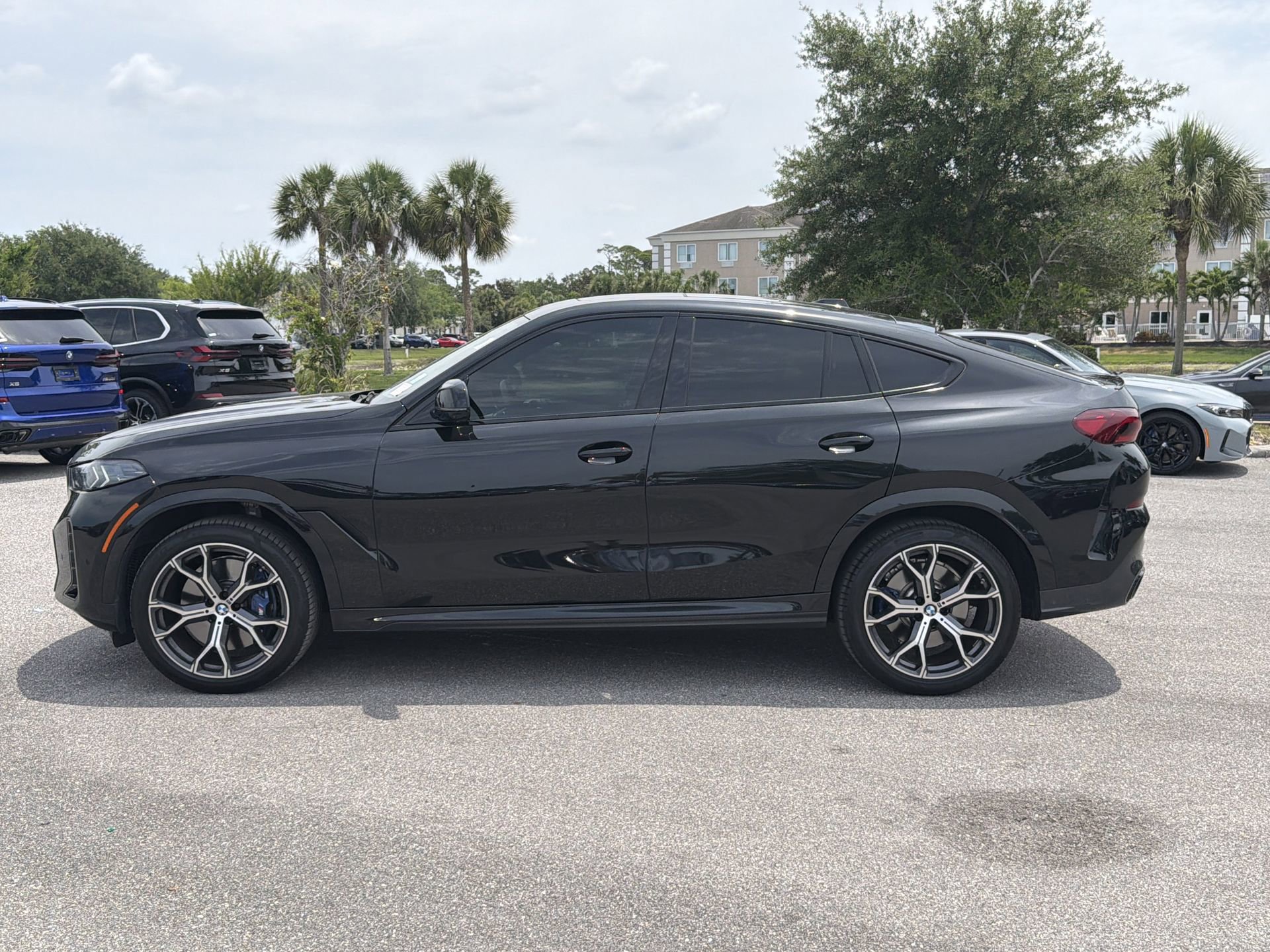 Certified 2024 BMW X6 M60i w/ Dynamic Handling Package AWD/4WD image 7