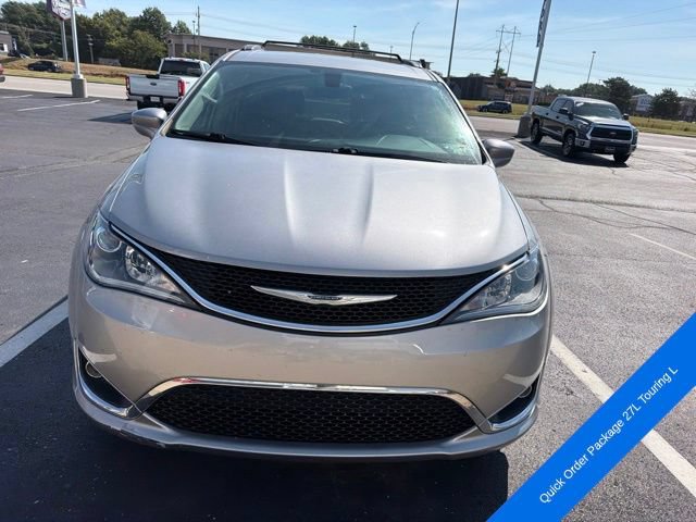 Used 2017 Chrysler Pacifica Touring-L w/ Tire & Wheel Group FWD video 2