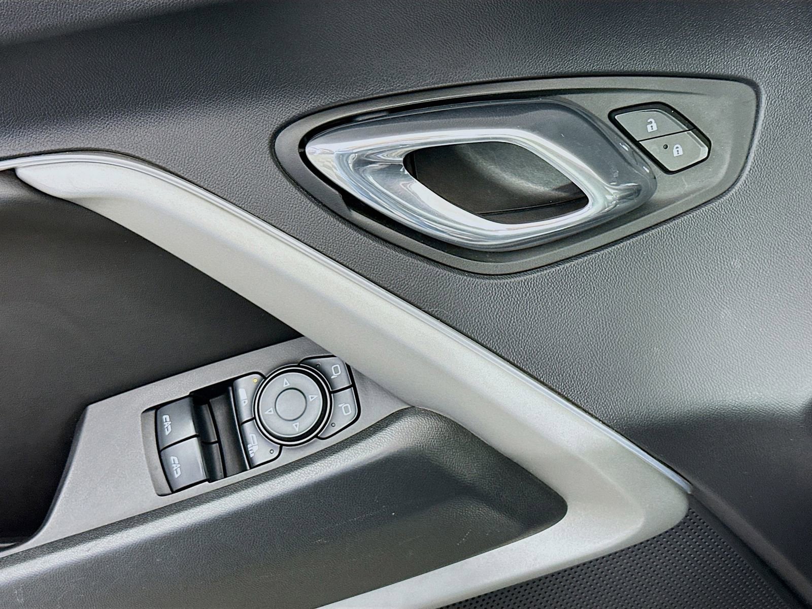 Used 2016 Chevrolet Camaro LT RWD image 18