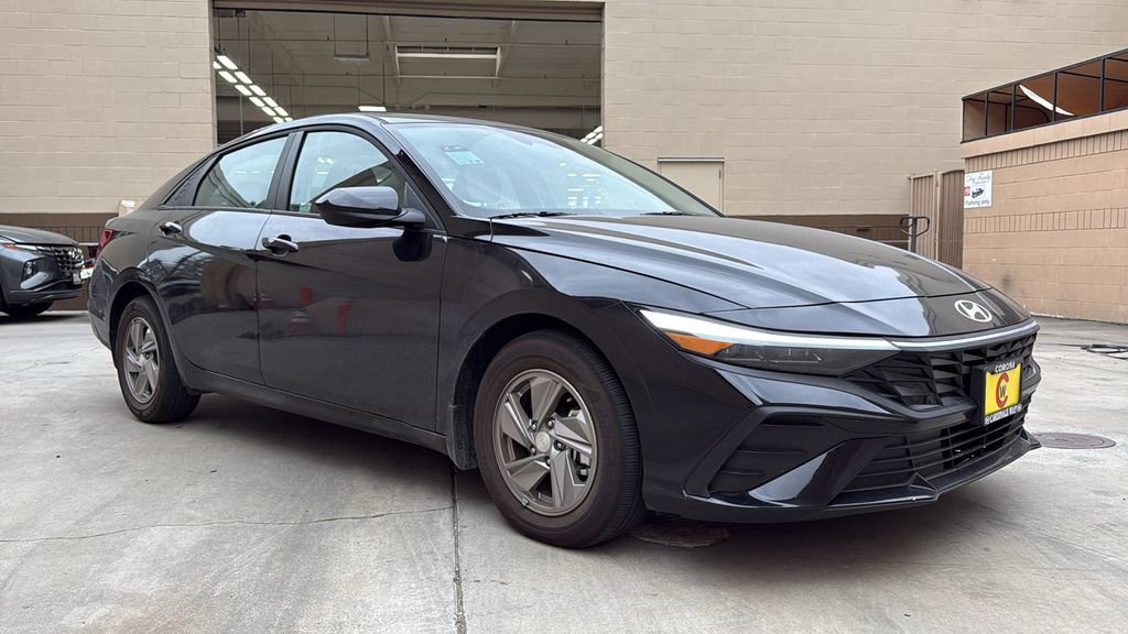 Used 2025 Hyundai Elantra SE image 1