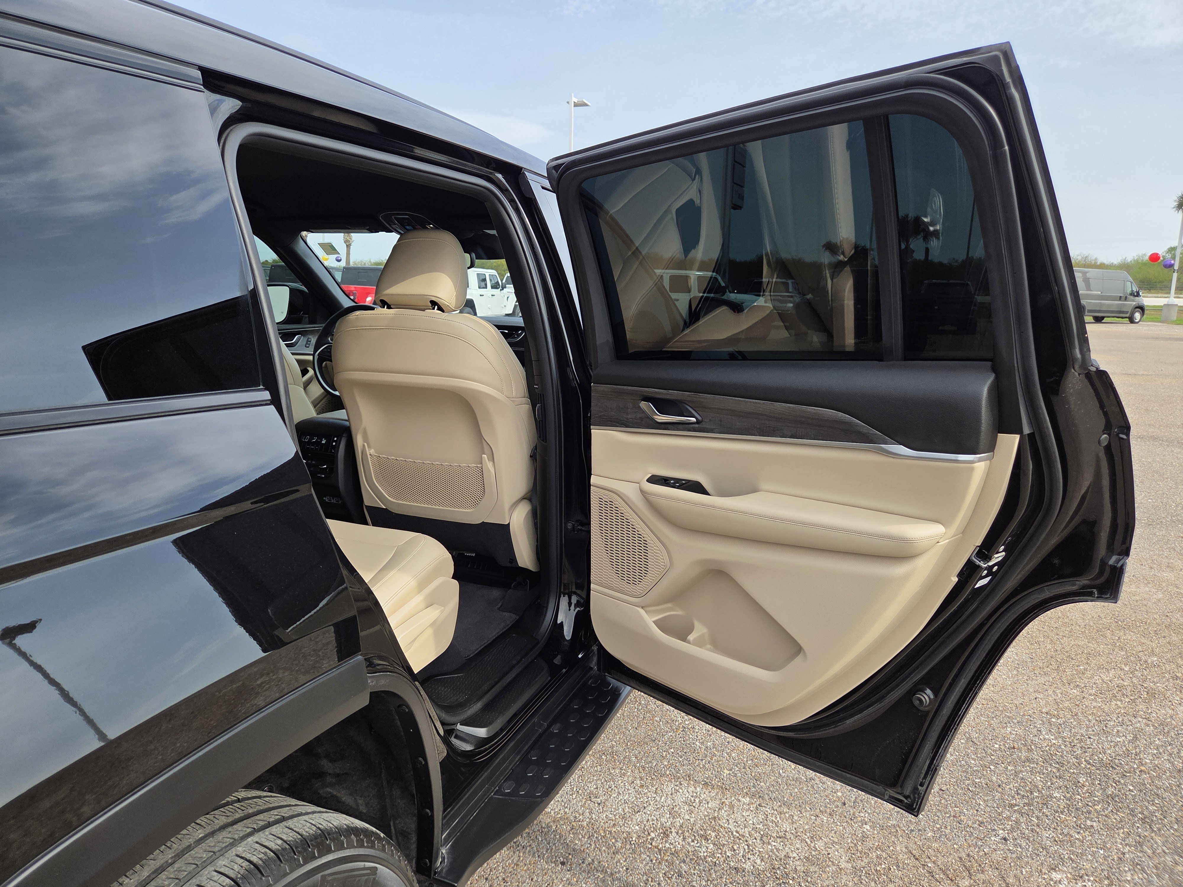 Used 2024 Jeep Grand Cherokee L Limited w/ Black Appearance Package image 16