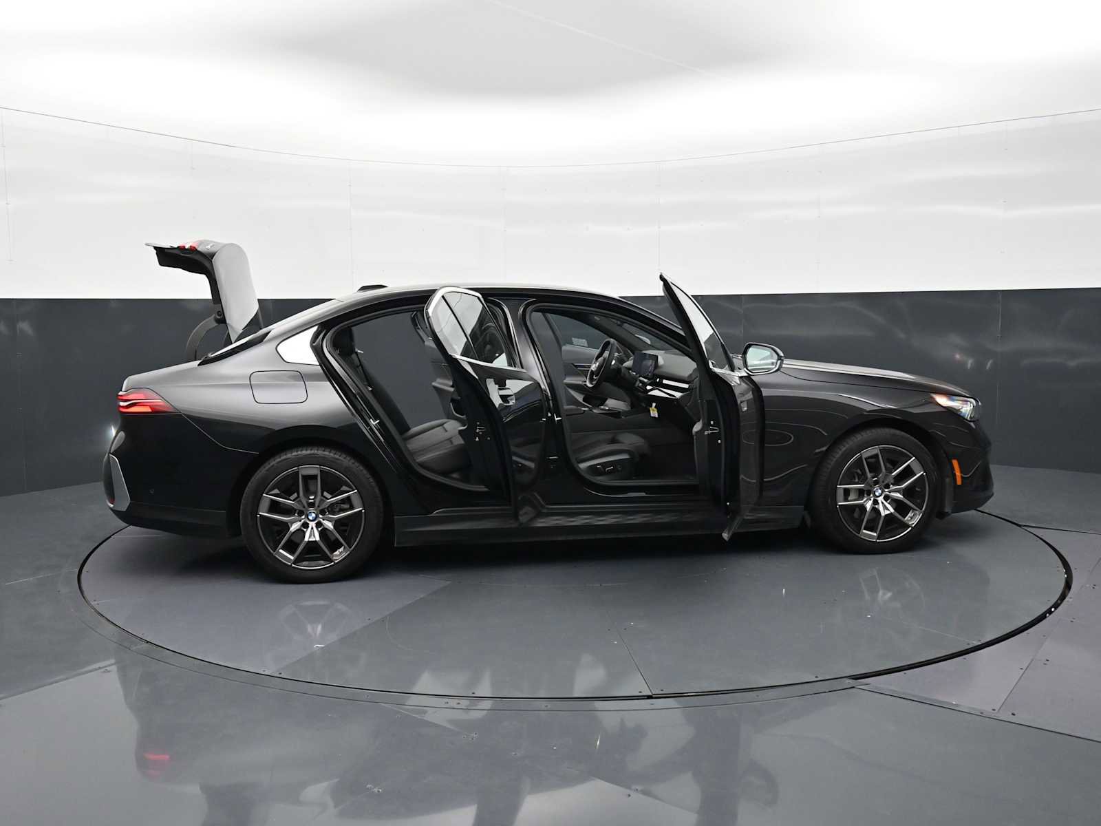 Used 2026 BMW i5 eDrive40 w/ Executive Package RWD image 35