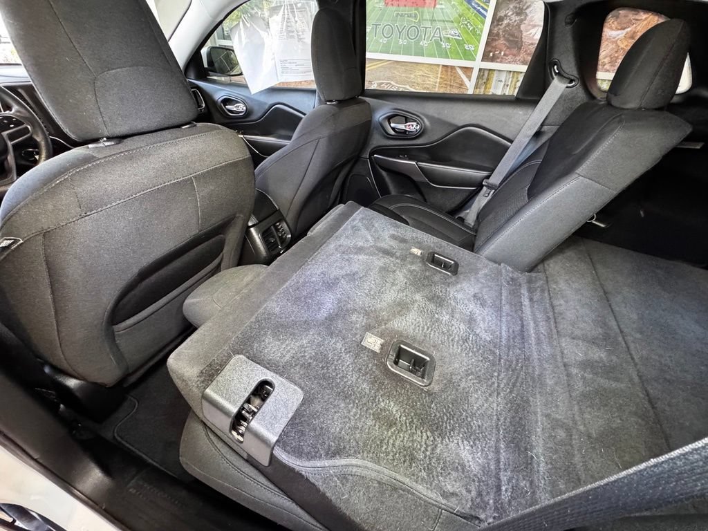 Used 2019 Jeep Cherokee Latitude w/ Popular Appearance Group AWD/4WD image 43