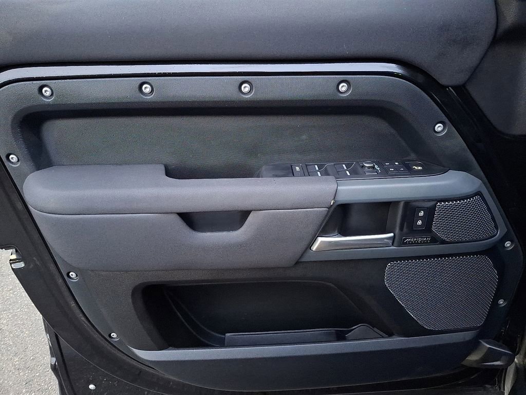 Used 2023 Land Rover Defender 110 X-Dynamic SE image 12