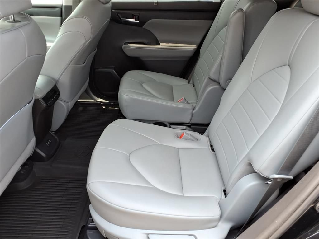 Used 2020 Toyota Highlander XLE AWD/4WD image 14