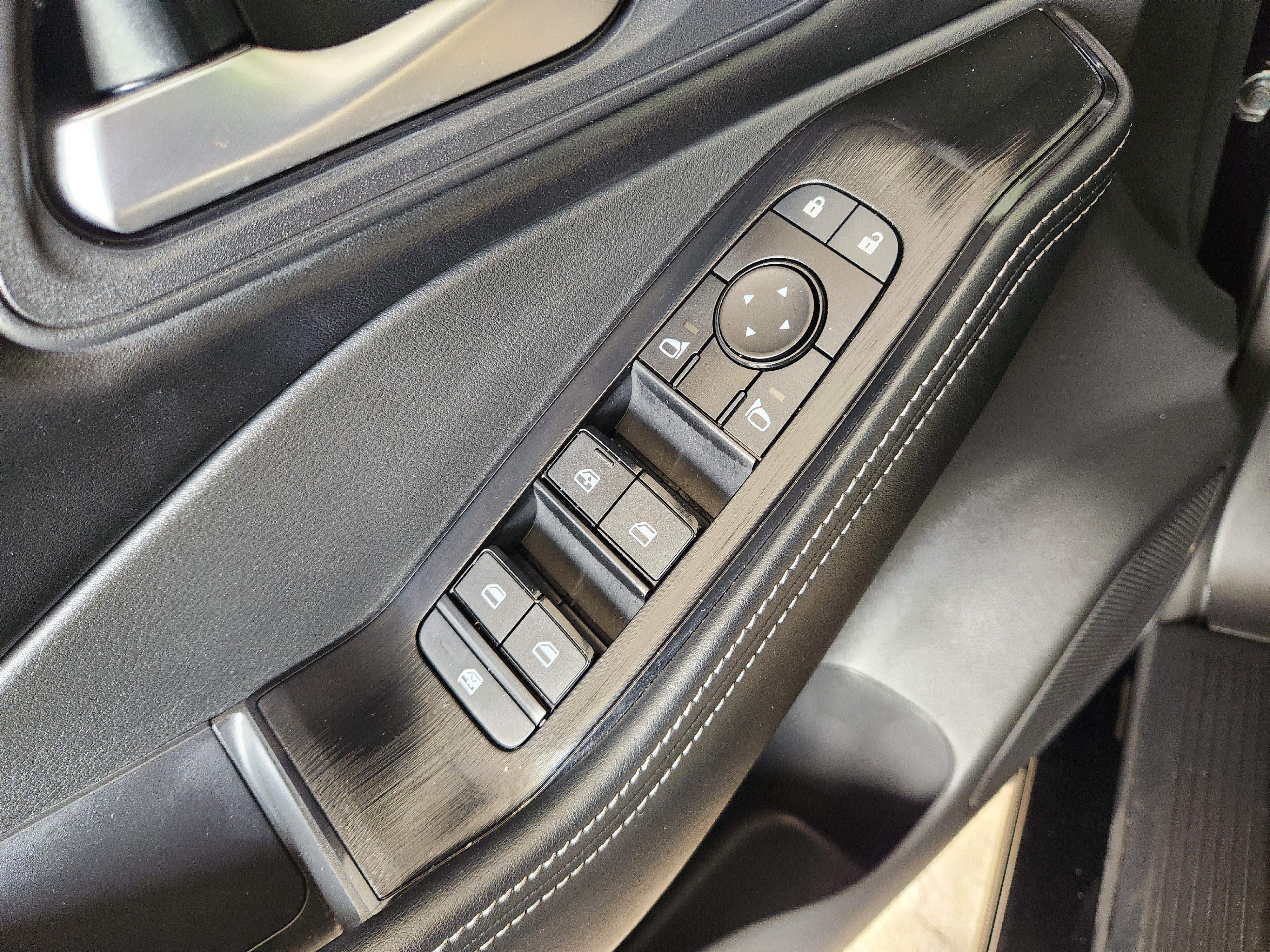 Used 2025 Nissan Rogue SV FWD image 24