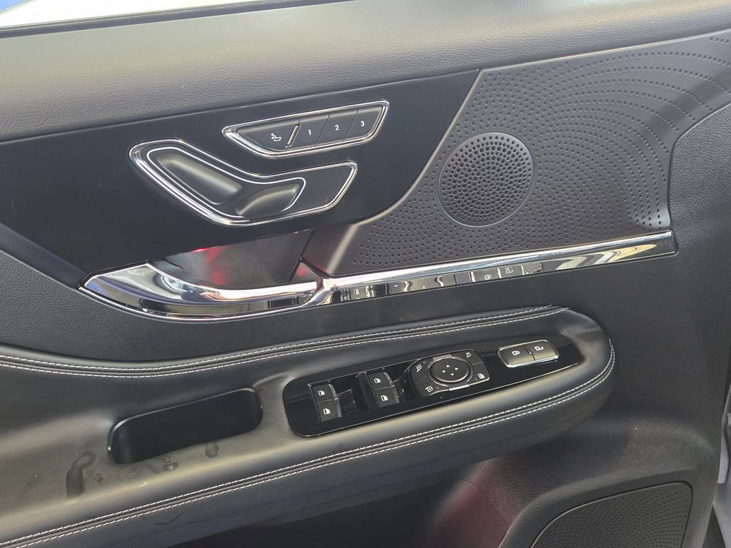 Used 2025 Lincoln Corsair Reserve w/ Jet Appearance Package image 12