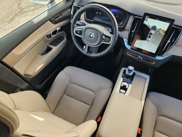 Certified 2025 Volvo XC90 T8 Plus w/ Protection Package Premier AWD/4WD image 11