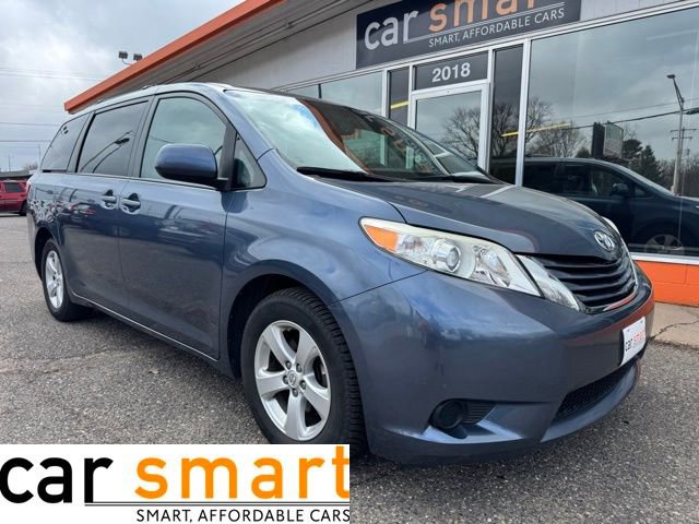 Used 2015 Toyota Sienna LE image 1