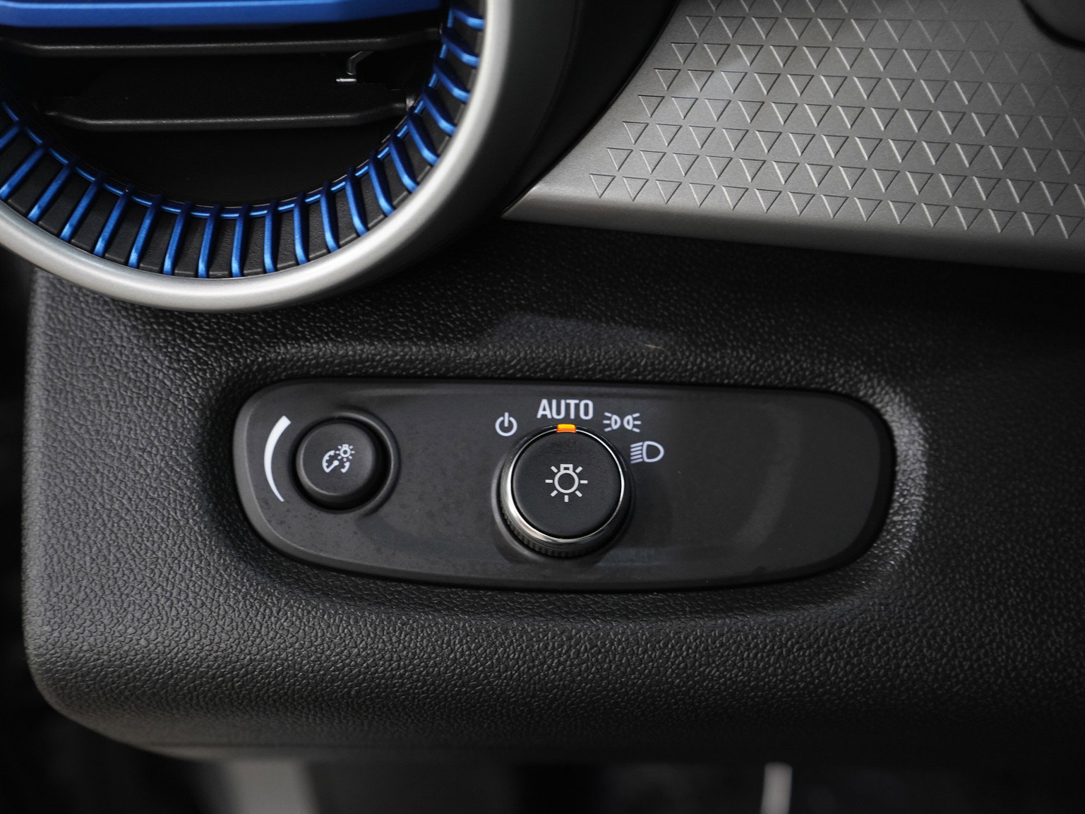 Used 2024 Chevrolet Trax LS w/ LS Convenience Package image 23