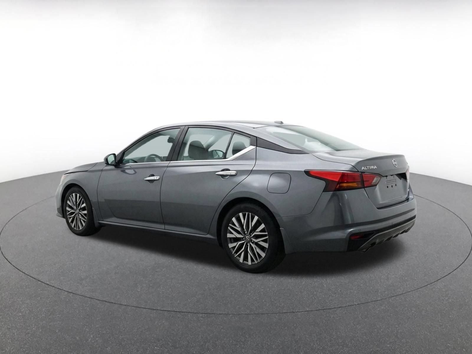 Used 2025 Nissan Altima 2.5 SV FWD image 7