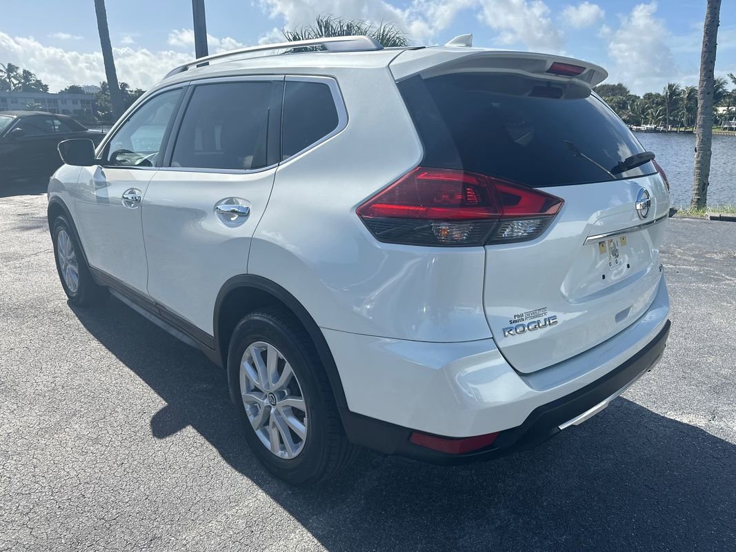 Used 2018 Nissan Rogue SV image 4