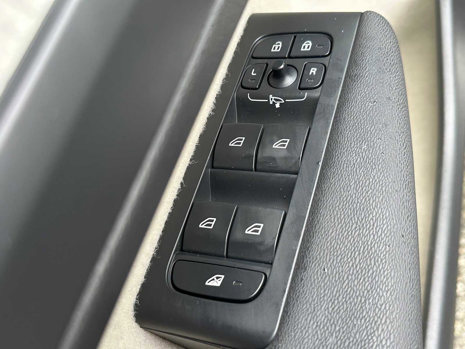 Certified 2023 Volvo XC40 B5 Plus w/ Protection Package Premier image 21