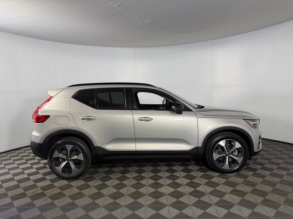 Used 2023 Volvo XC40 B5 Plus w/ Climate Package image 4