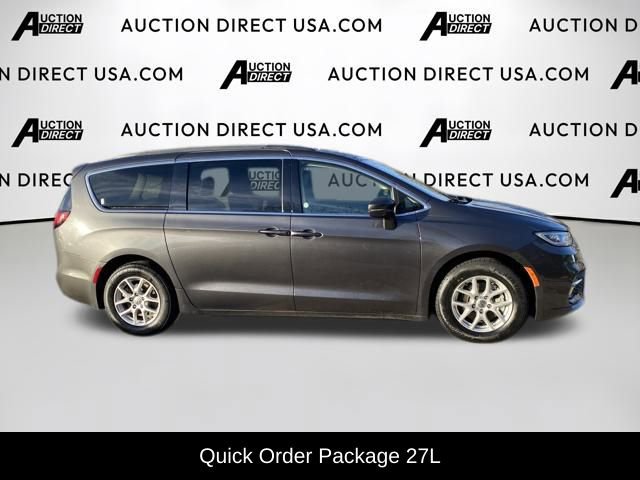 Used 2022 Chrysler Pacifica Touring-L image 2