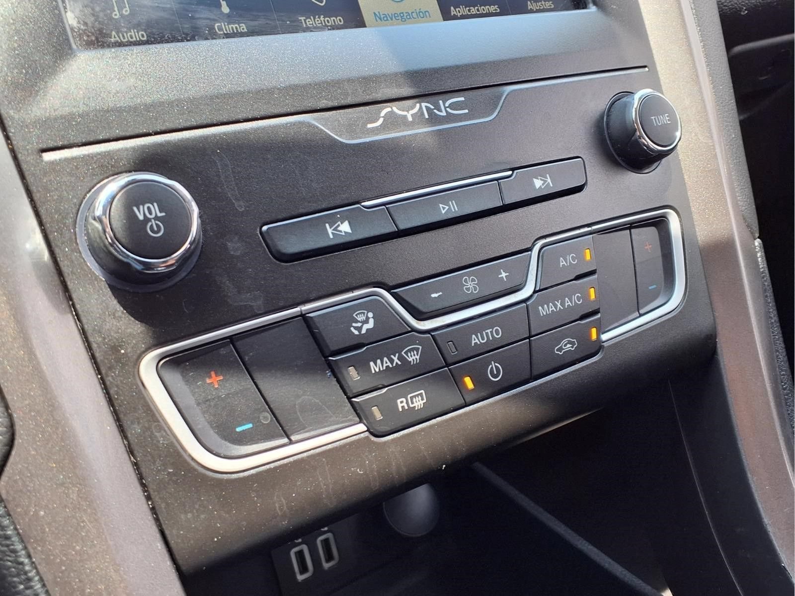 Used 2020 Ford Fusion SE FWD image 19