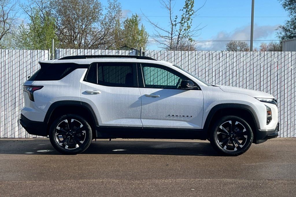 Used 2025 Chevrolet Equinox RS w/ Safety and Technology Package AWD/4WD image 3