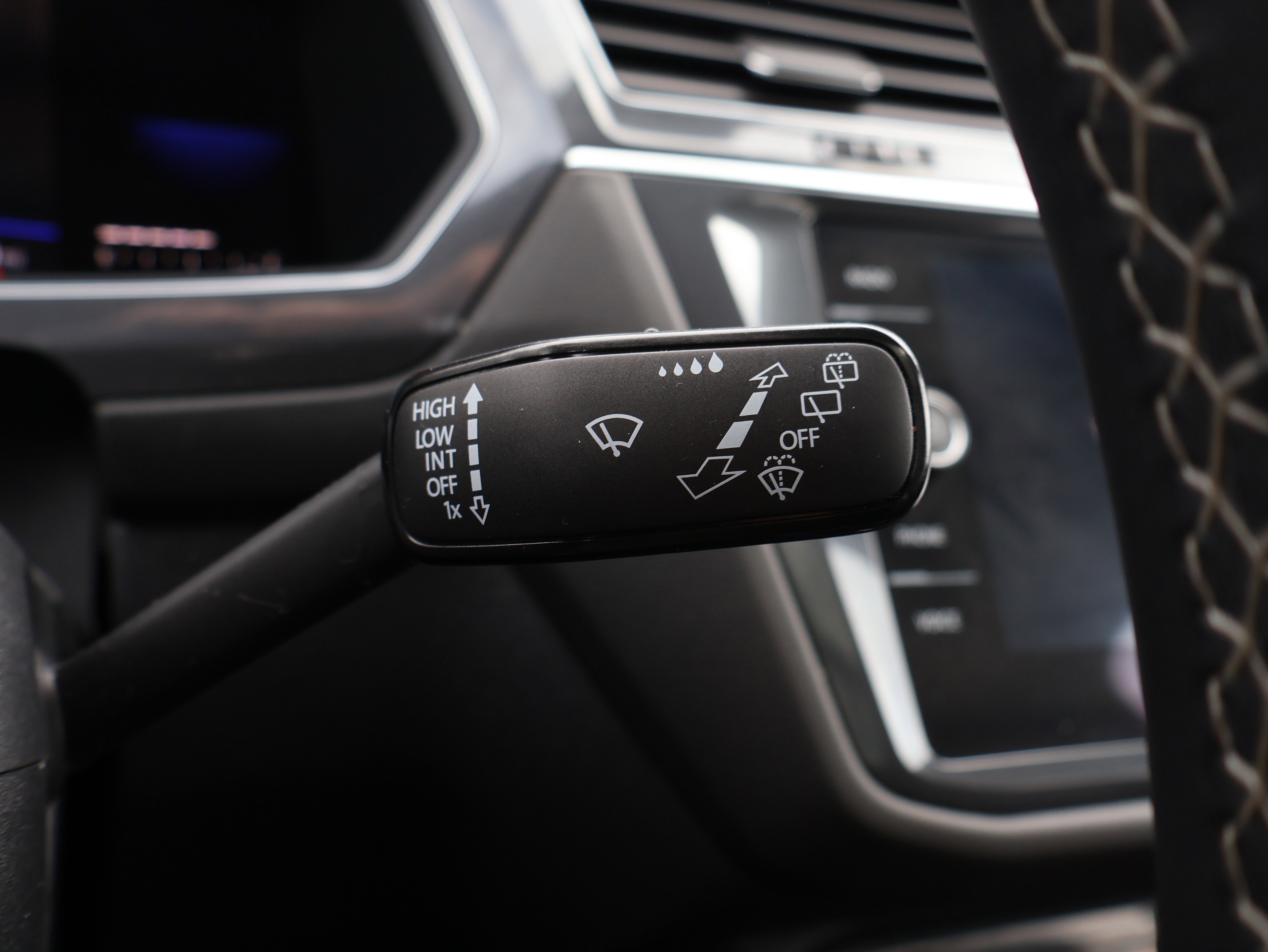 Used 2023 Volkswagen Tiguan SE image 35