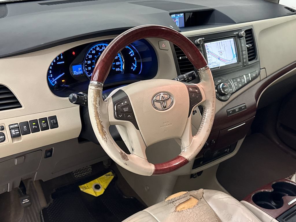 Used 2013 Toyota Sienna Limited w/ Premium Pkg FWD image 21