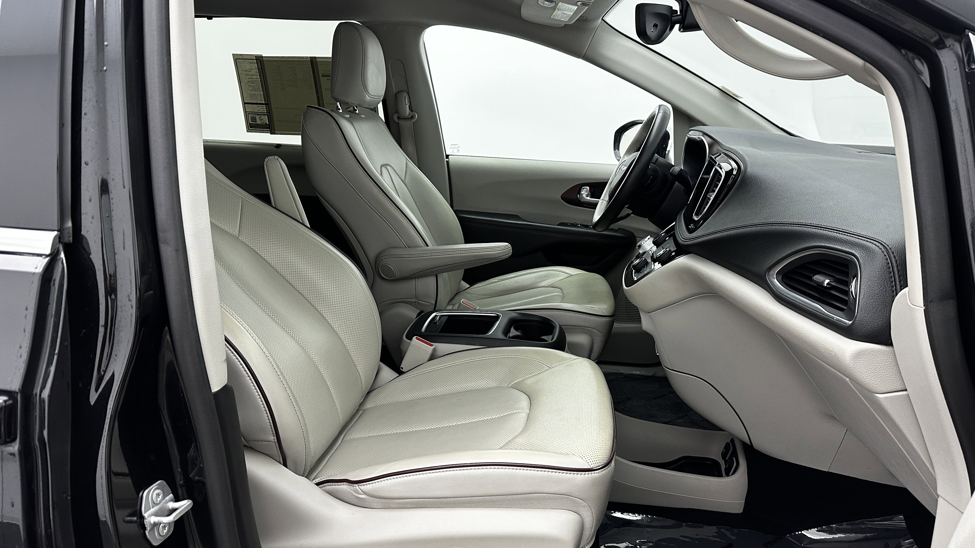 Used 2019 Chrysler Pacifica Limited image 37