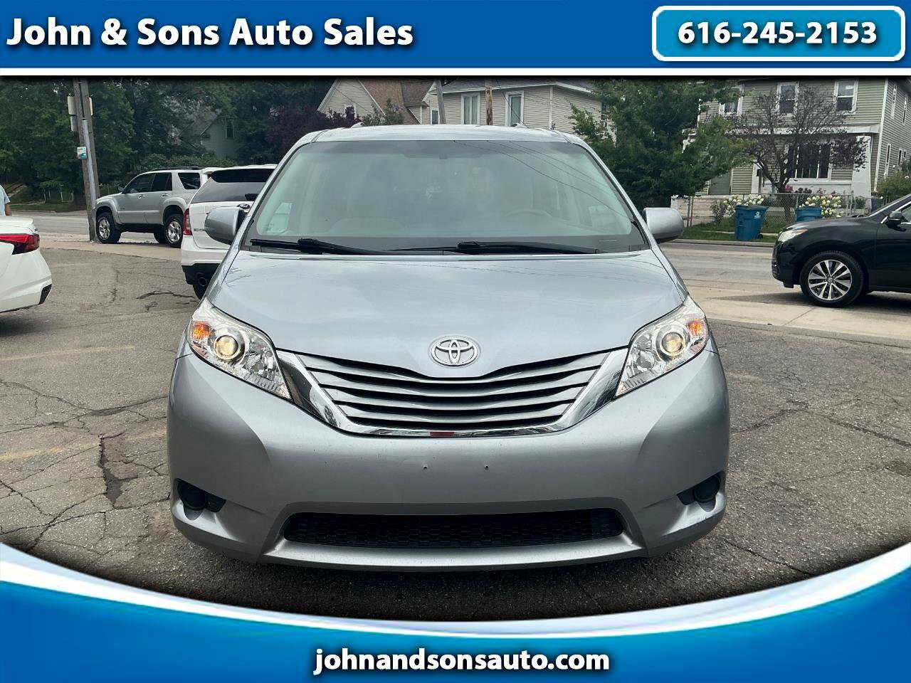 Used 2017 Toyota Sienna LE image 1