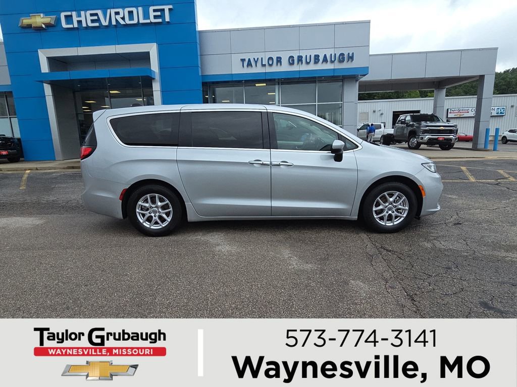 Used 2023 Chrysler Pacifica Touring-L FWD image 1