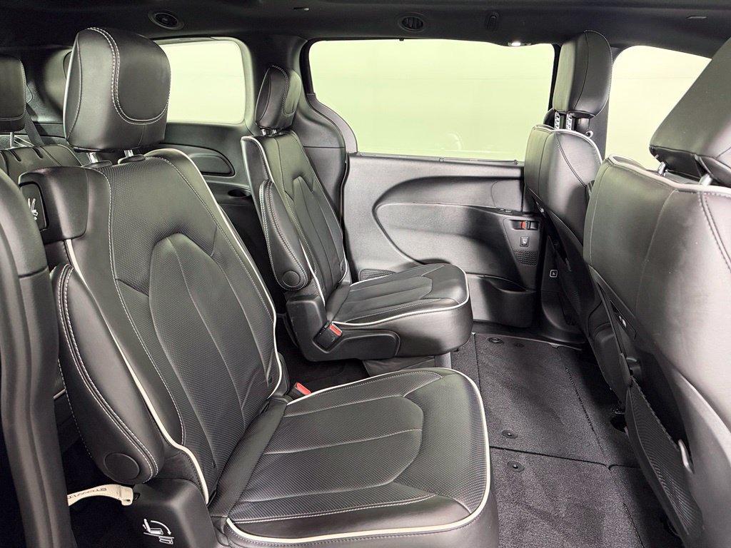 Used 2026 Chrysler Pacifica Limited FWD image 13