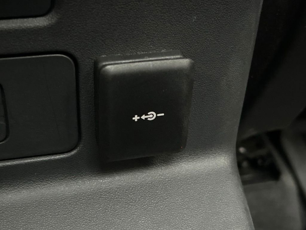 Used 2025 Land Rover Range Rover Velar Dynamic SE image 22