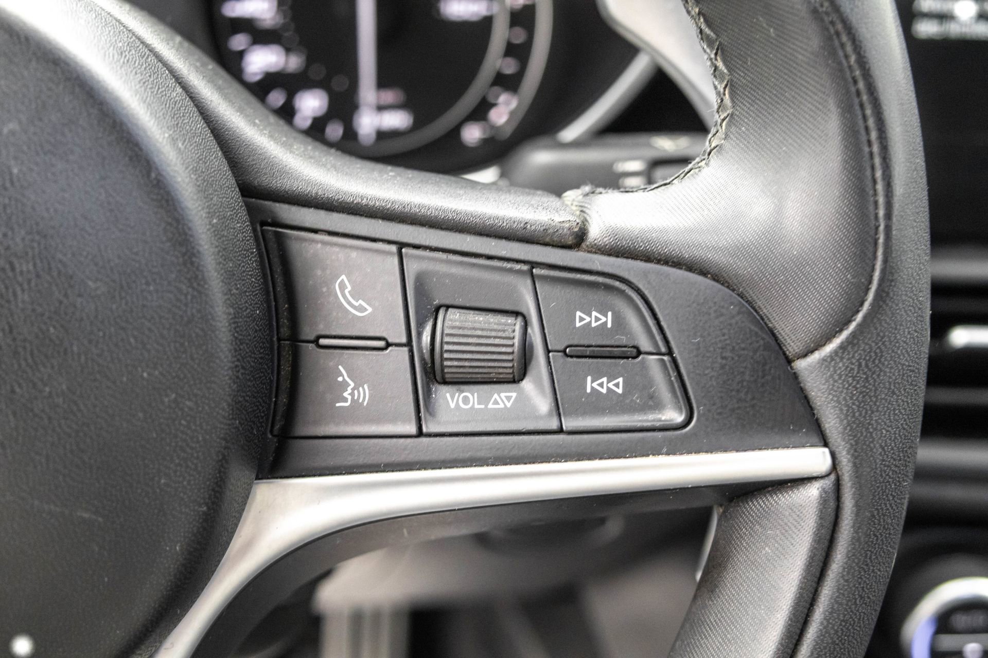 Used 2017 Alfa Romeo Giulia AWD w/ Sport Appearance Package image 22