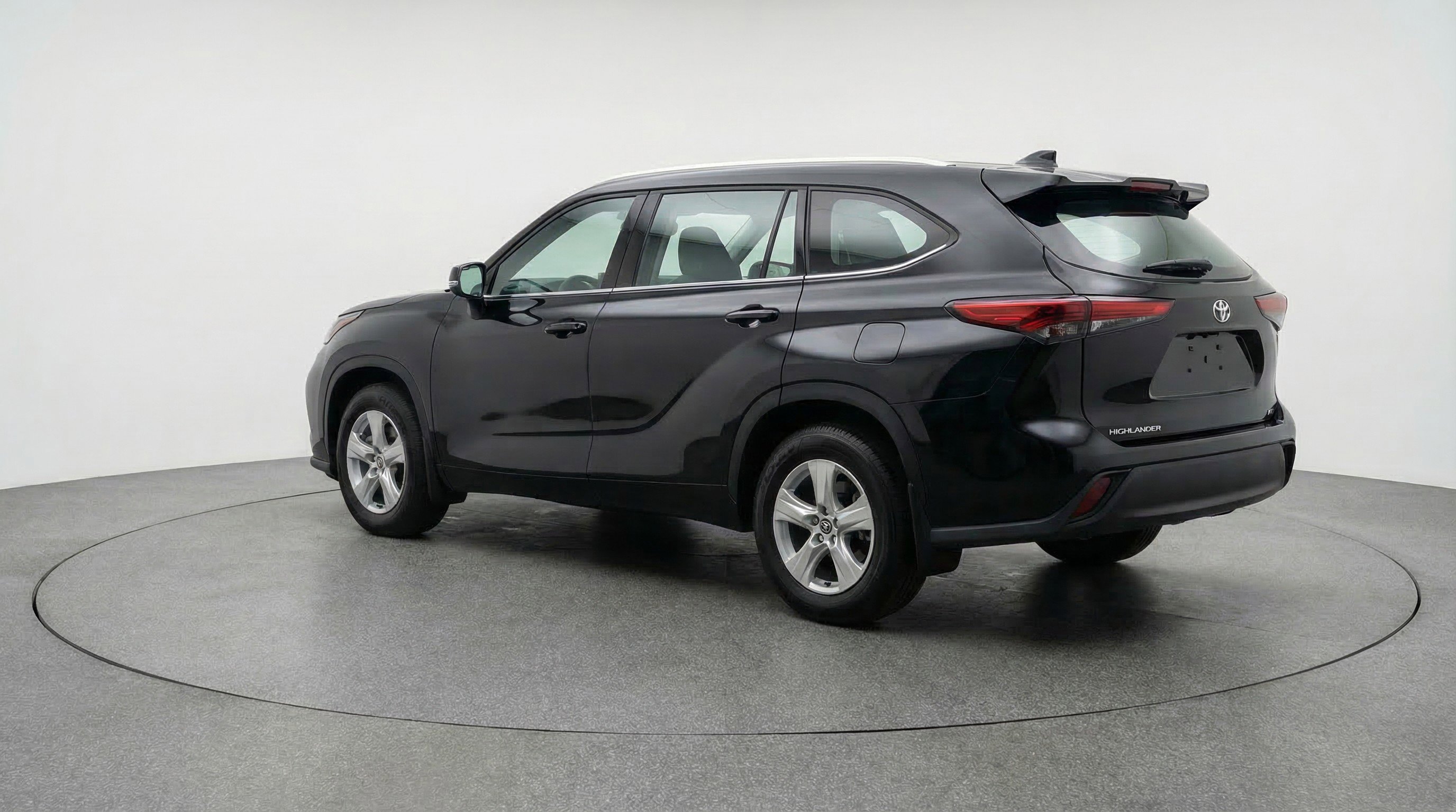 Used 2025 Toyota Highlander LE image 6
