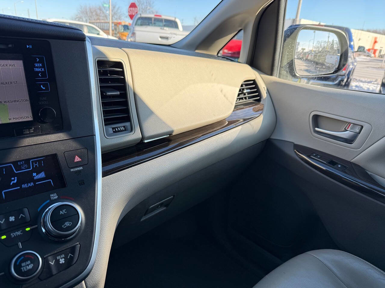 Used 2015 Toyota Sienna XLE Premium image 25
