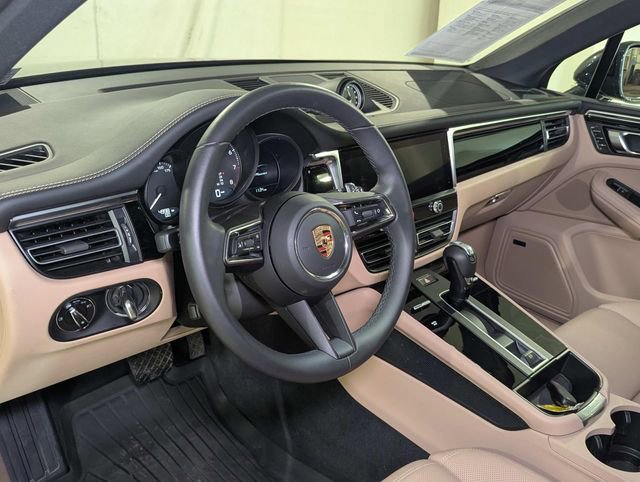 Certified 2025 Porsche Macan image 4
