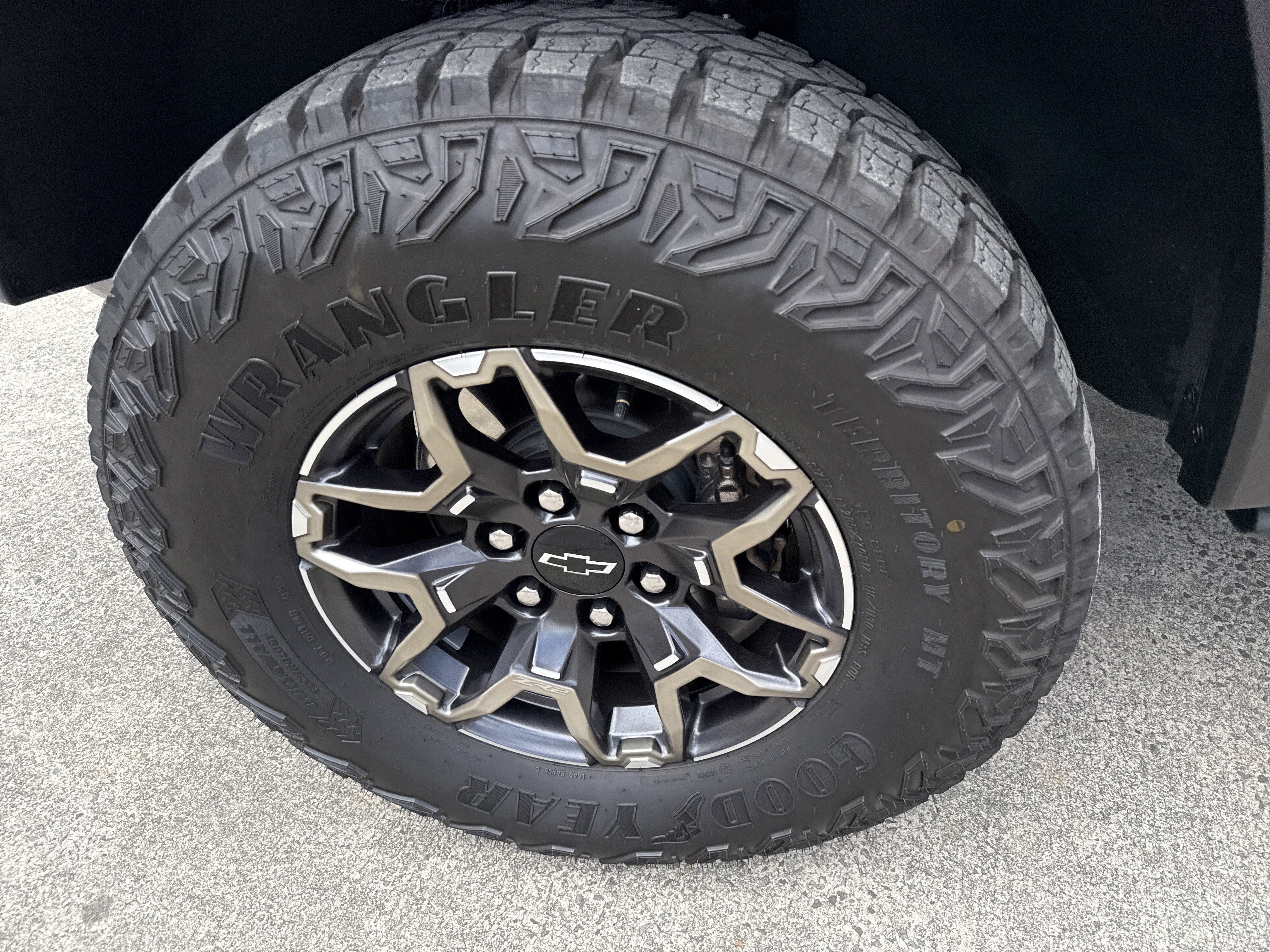 Used 2025 Chevrolet Colorado ZR2 w/ Technology Package AWD/4WD image 11