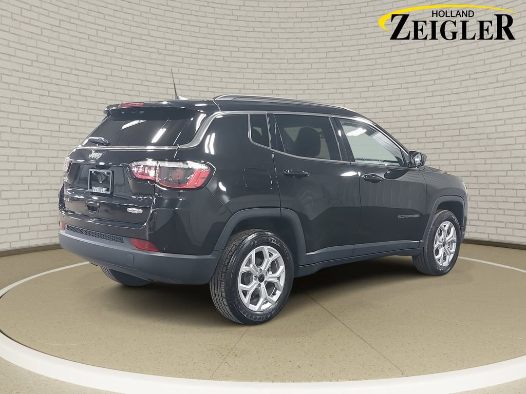 Used 2025 Jeep Compass Latitude AWD/4WD image 5