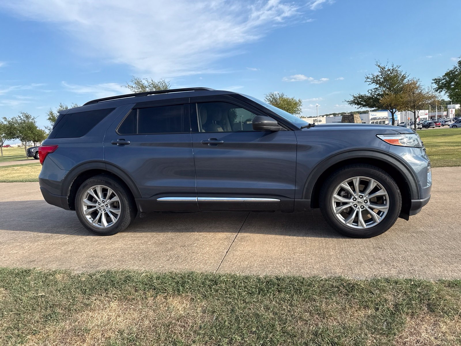 Used 2021 Ford Explorer XLT w/ Equipment Group 202A RWD image 4