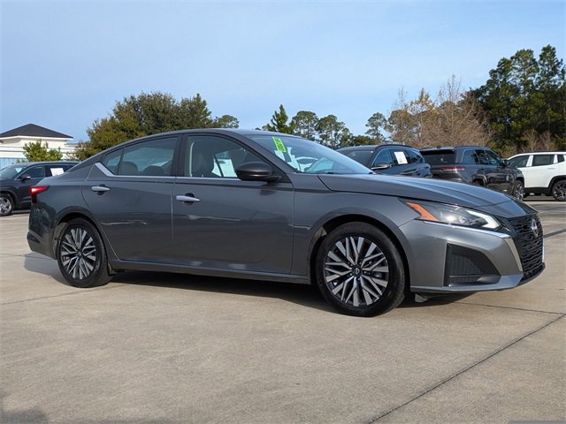 Used 2024 Nissan Altima 2.5 SV image 2