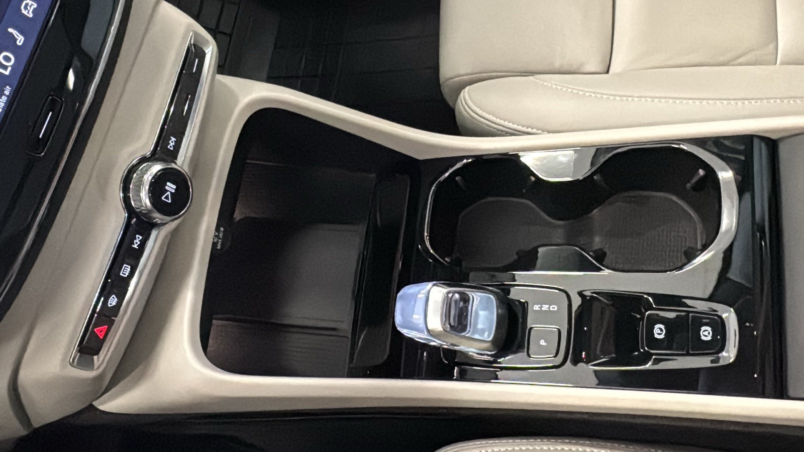 Used 2026 Volvo XC40 B5 Ultra w/ Protection Package Premier AWD/4WD image 19