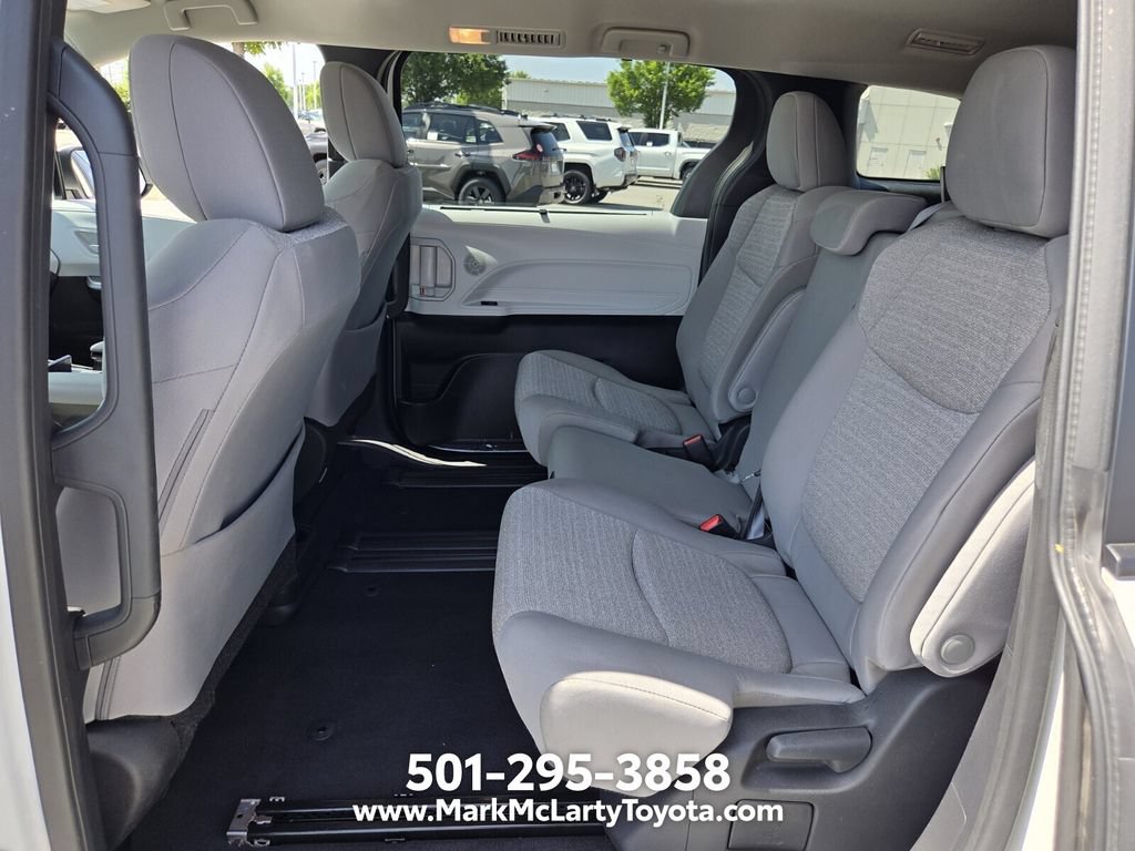 Used 2025 Toyota Sienna LE FWD image 10