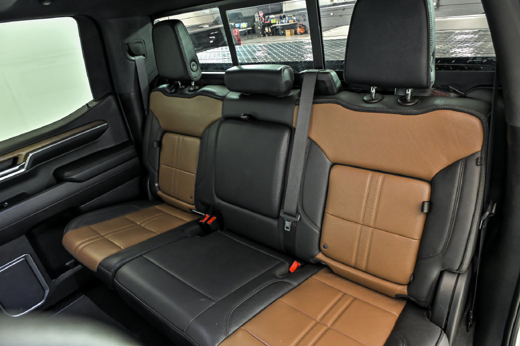 Used 2023 Chevrolet Silverado 1500 High Country w/ High Country Premium Package AWD/4WD image 15