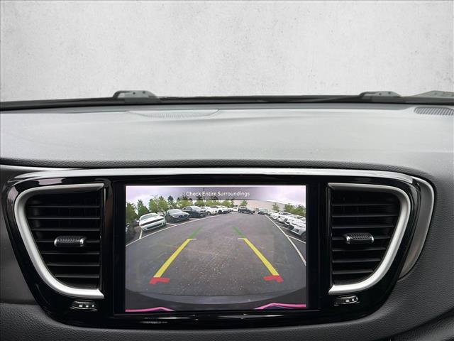 Used 2025 Chrysler Pacifica Select FWD image 15