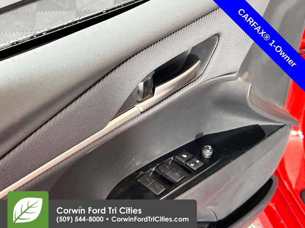 Used 2025 Toyota Camry SE image 12