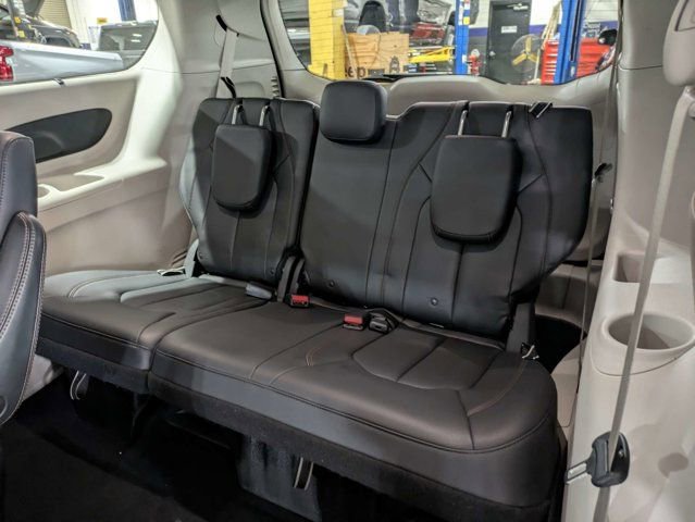 Used 2020 Chrysler Pacifica Touring-L FWD image 15