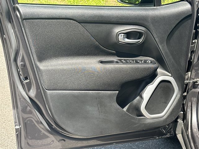 Used 2020 Jeep Renegade Latitude FWD image 13